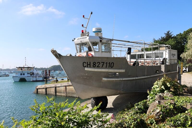 L’Archimède, navire amphibie à passagers immatriculé CH 827110, à quai sur sa cale.