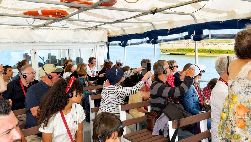 Les passagers à bord de l’Archimède pendant la visite commentée.