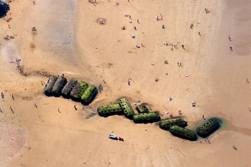 Vue rapprochée d’un caisson Phoenix sur la plage d’Arromanches-les-Bains.